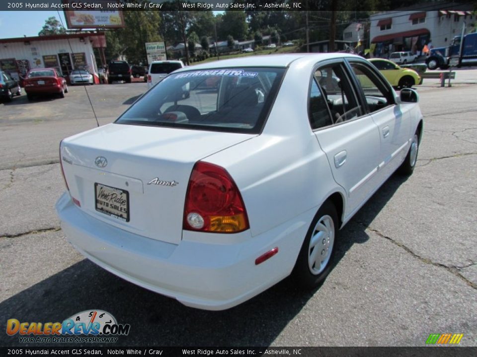 2005 Hyundai Accent GLS Sedan Noble White / Gray Photo #5