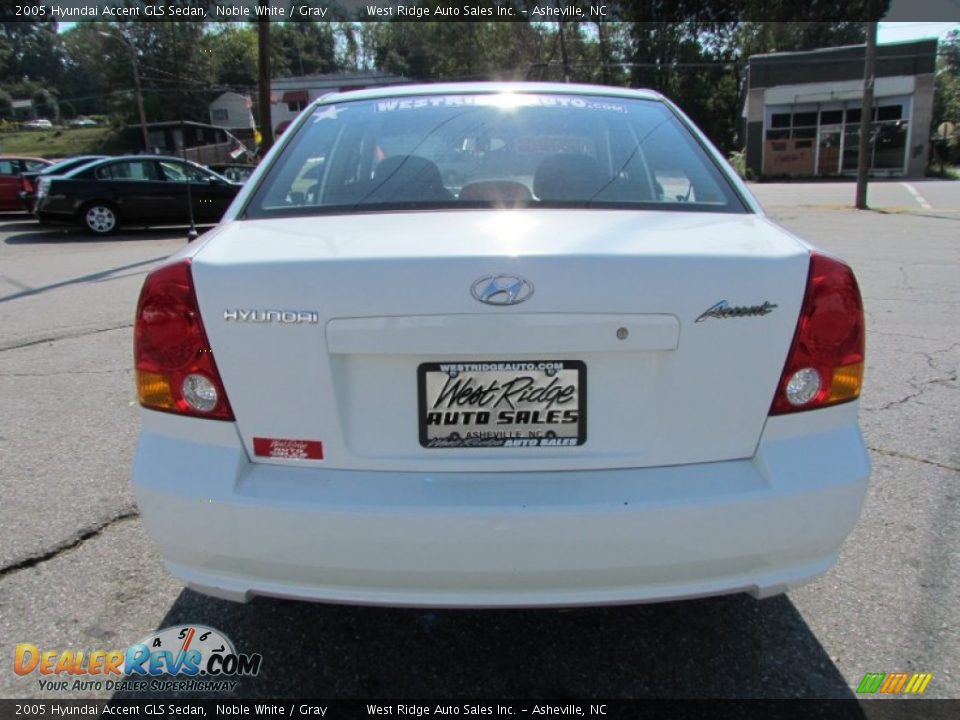 2005 Hyundai Accent GLS Sedan Noble White / Gray Photo #6