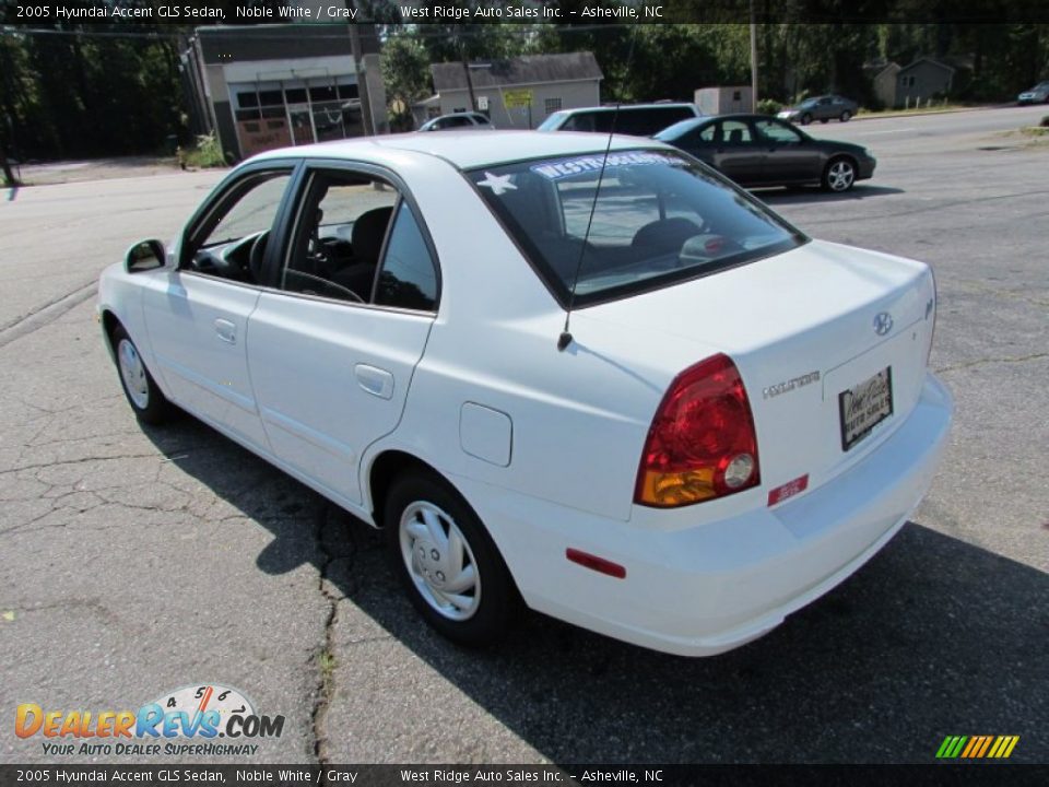2005 Hyundai Accent GLS Sedan Noble White / Gray Photo #7