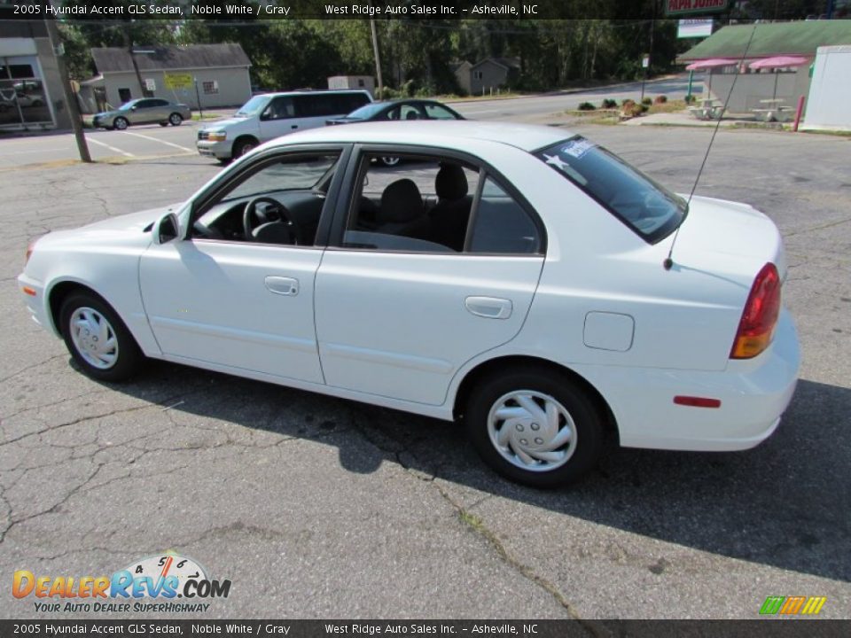 2005 Hyundai Accent GLS Sedan Noble White / Gray Photo #8