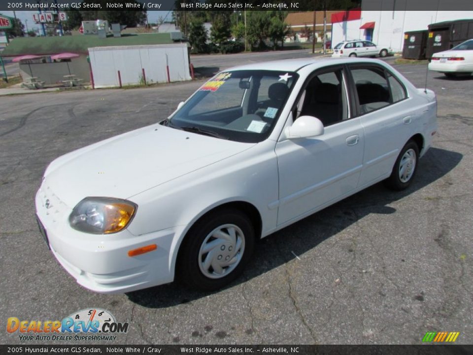 2005 Hyundai Accent GLS Sedan Noble White / Gray Photo #10