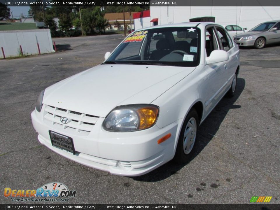 2005 Hyundai Accent GLS Sedan Noble White / Gray Photo #11