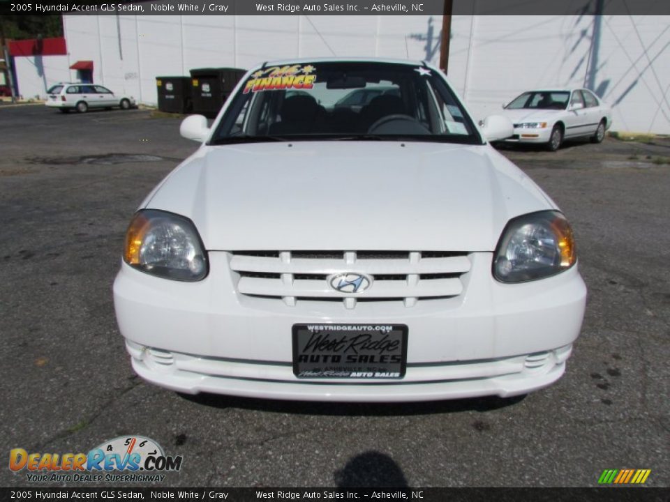 2005 Hyundai Accent GLS Sedan Noble White / Gray Photo #12