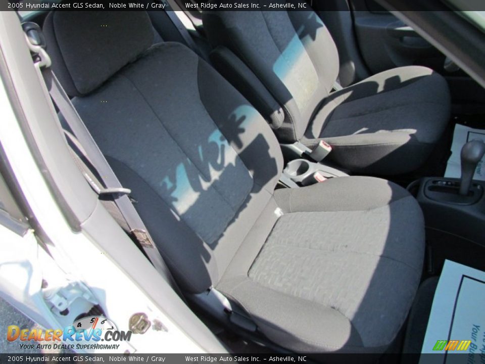 2005 Hyundai Accent GLS Sedan Noble White / Gray Photo #13