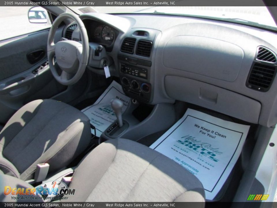 2005 Hyundai Accent GLS Sedan Noble White / Gray Photo #14