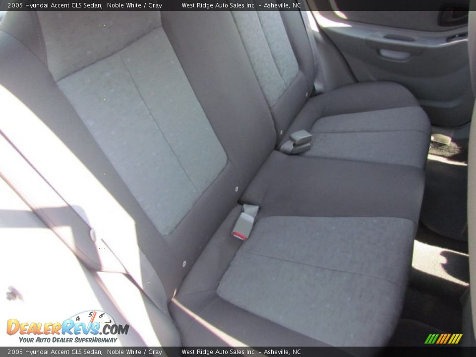 2005 Hyundai Accent GLS Sedan Noble White / Gray Photo #15