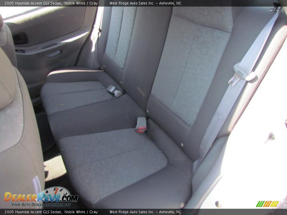 2005 Hyundai Accent GLS Sedan Noble White / Gray Photo #16