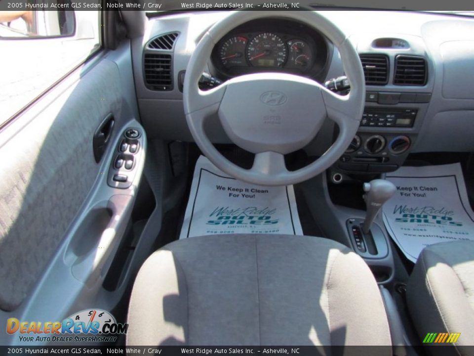 2005 Hyundai Accent GLS Sedan Noble White / Gray Photo #17