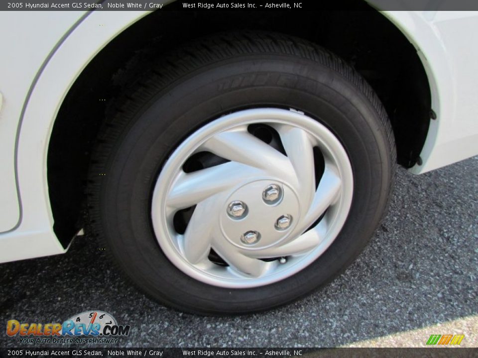 2005 Hyundai Accent GLS Sedan Noble White / Gray Photo #18