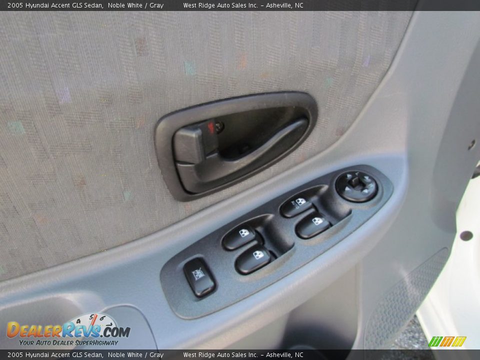 2005 Hyundai Accent GLS Sedan Noble White / Gray Photo #19