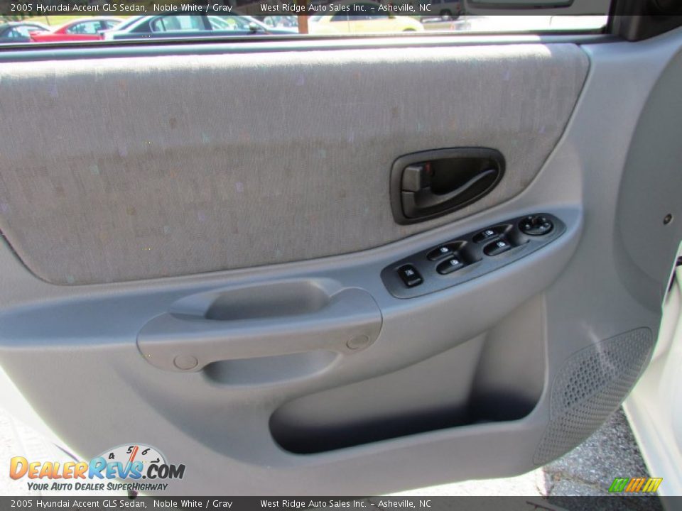 2005 Hyundai Accent GLS Sedan Noble White / Gray Photo #20