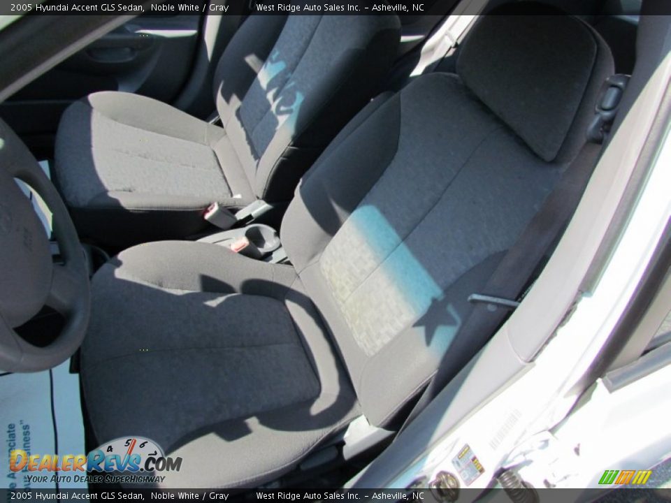 2005 Hyundai Accent GLS Sedan Noble White / Gray Photo #21