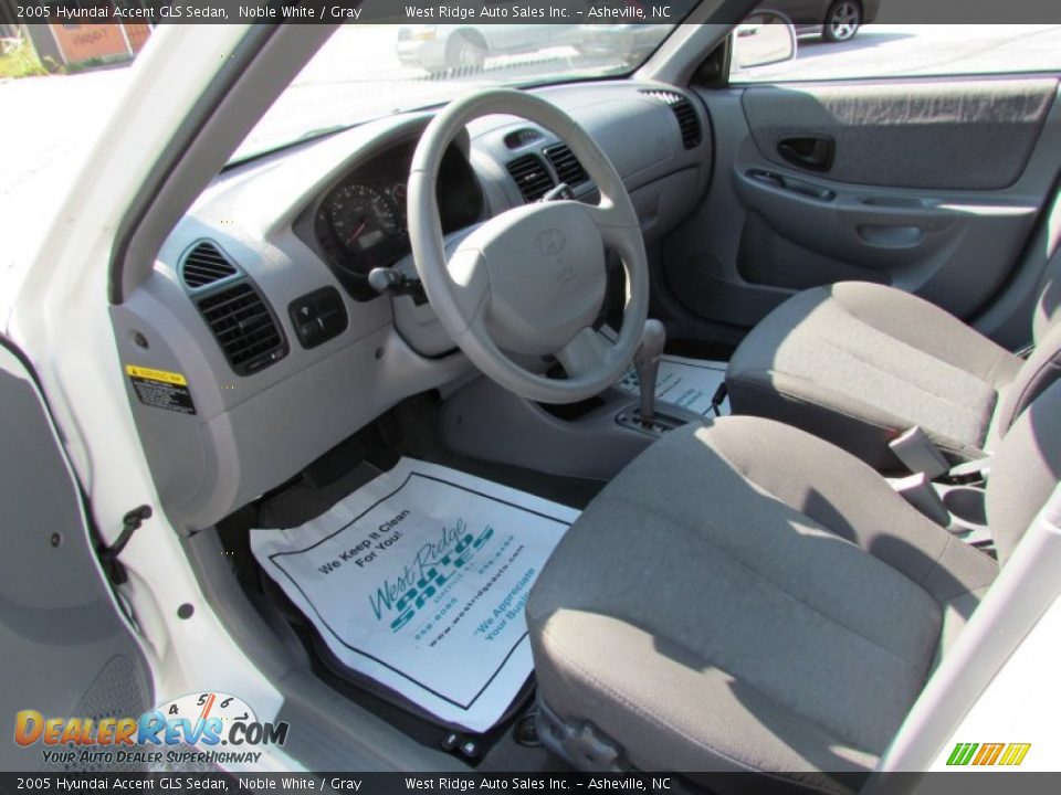 2005 Hyundai Accent GLS Sedan Noble White / Gray Photo #22