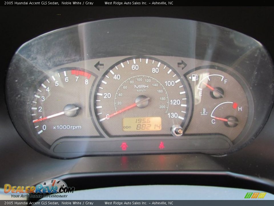 2005 Hyundai Accent GLS Sedan Noble White / Gray Photo #24