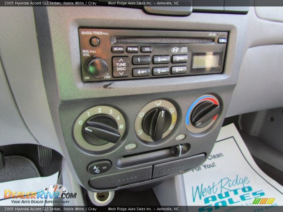 2005 Hyundai Accent GLS Sedan Noble White / Gray Photo #25