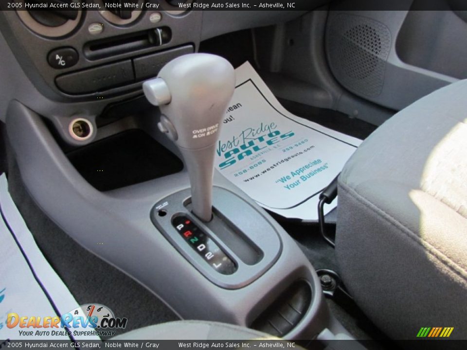 2005 Hyundai Accent GLS Sedan Noble White / Gray Photo #26