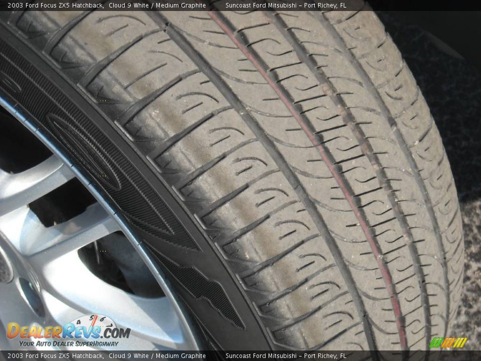 2003 Ford Focus ZX5 Hatchback Cloud 9 White / Medium Graphite Photo #10