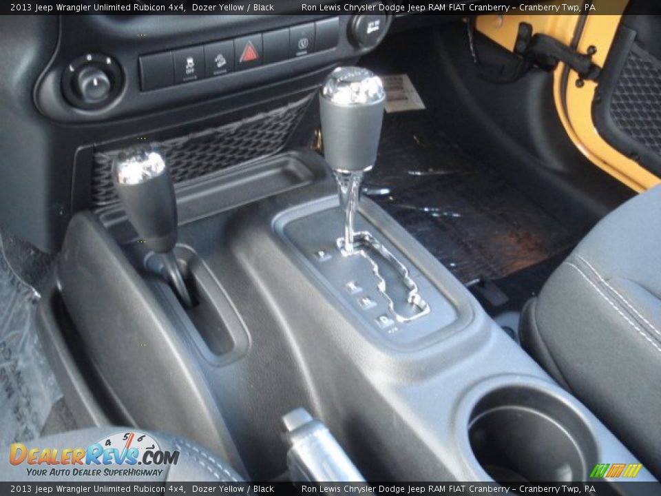 2013 Jeep Wrangler Unlimited Rubicon 4x4 Shifter Photo #16