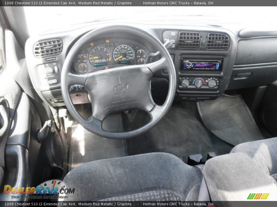 Dashboard of 1998 Chevrolet S10 LS Extended Cab 4x4 Photo #11