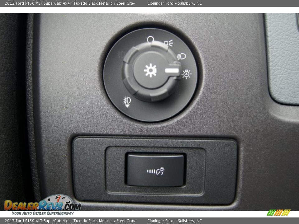 Controls of 2013 Ford F150 XLT SuperCab 4x4 Photo #26
