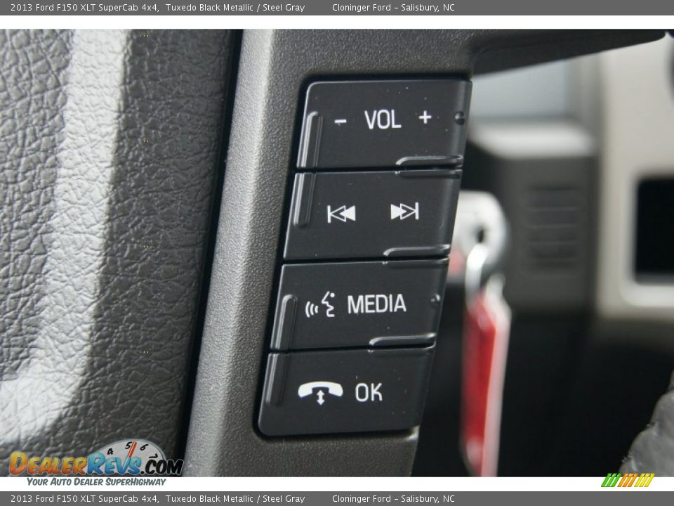 Controls of 2013 Ford F150 XLT SuperCab 4x4 Photo #28