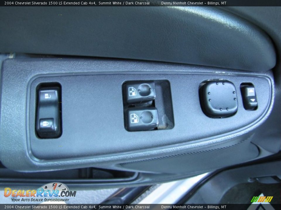 Controls of 2004 Chevrolet Silverado 1500 LS Extended Cab 4x4 Photo #15