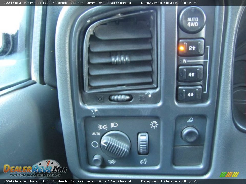 Controls of 2004 Chevrolet Silverado 1500 LS Extended Cab 4x4 Photo #16