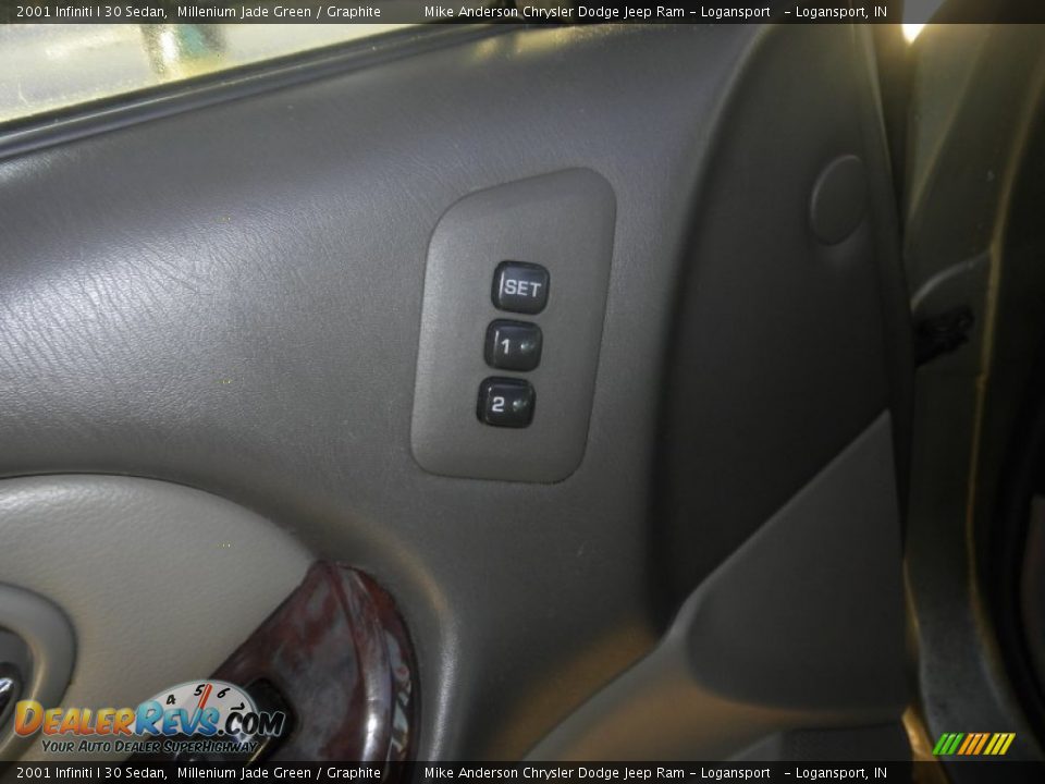 2001 Infiniti I 30 Sedan Millenium Jade Green / Graphite Photo #10