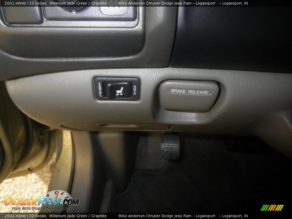 2001 Infiniti I 30 Sedan Millenium Jade Green / Graphite Photo #13