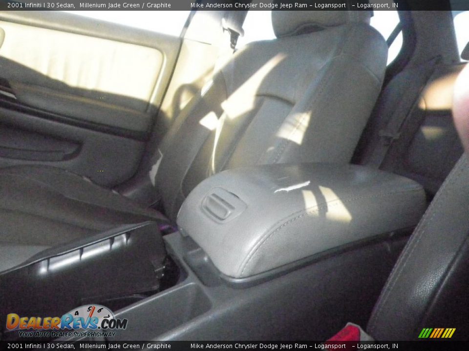 2001 Infiniti I 30 Sedan Millenium Jade Green / Graphite Photo #16
