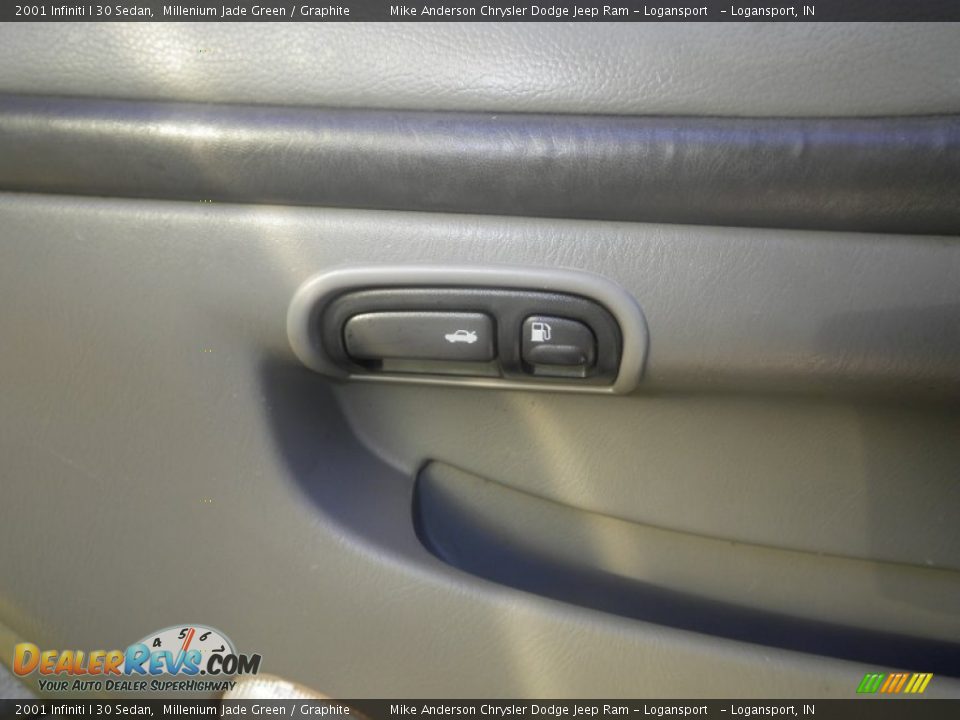 2001 Infiniti I 30 Sedan Millenium Jade Green / Graphite Photo #22