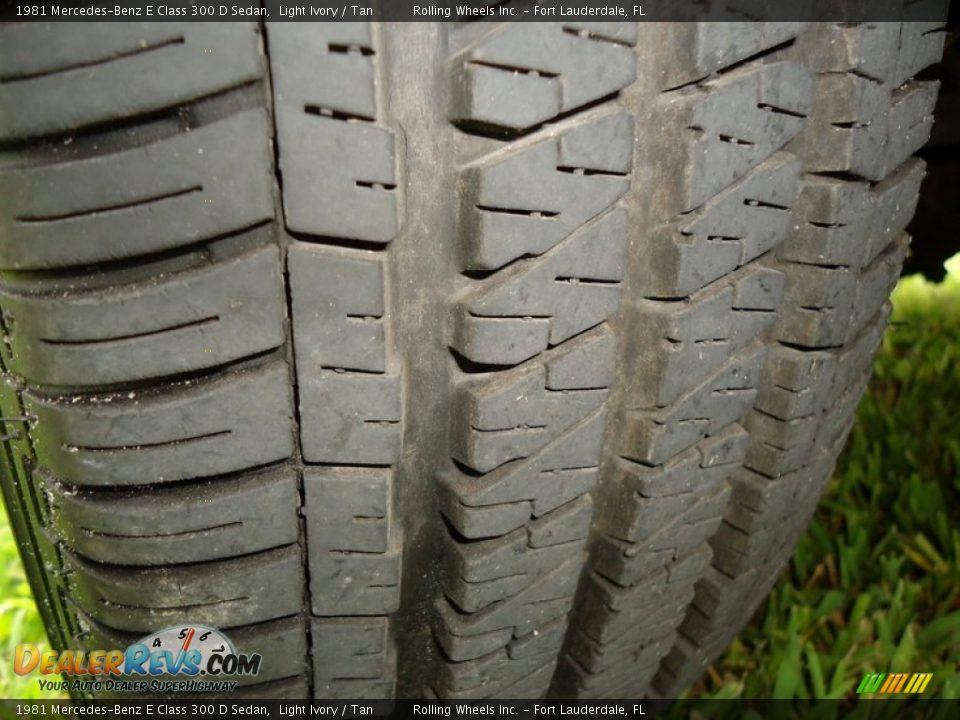 1981 Mercedes-Benz E Class 300 D Sedan Light Ivory / Tan Photo #23