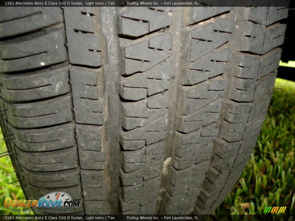 1981 Mercedes-Benz E Class 300 D Sedan Light Ivory / Tan Photo #24