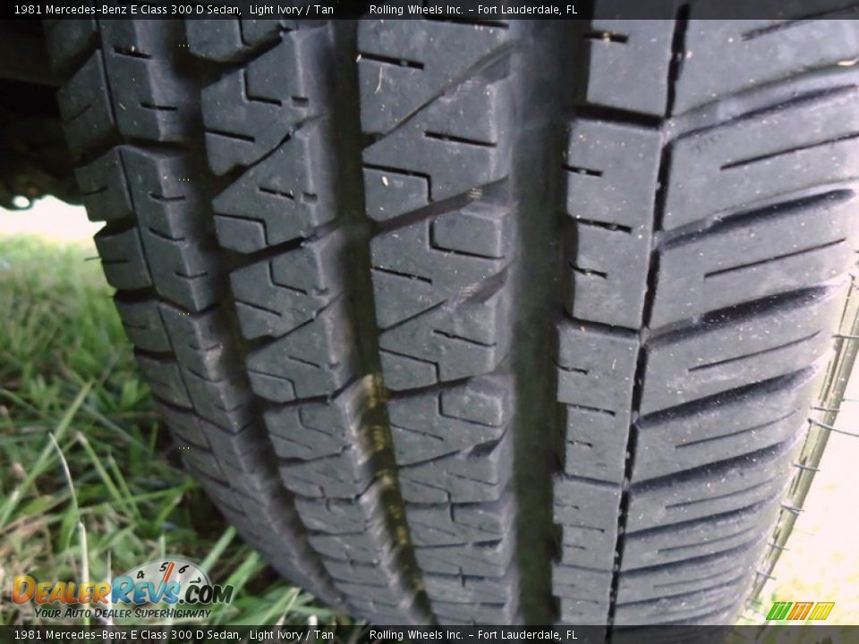 1981 Mercedes-Benz E Class 300 D Sedan Light Ivory / Tan Photo #26