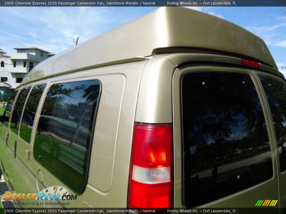 2005 Chevrolet Express 1500 Passenger Conversion Van Sandstone Metallic / Neutral Photo #18