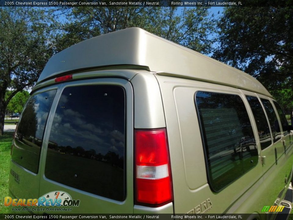2005 Chevrolet Express 1500 Passenger Conversion Van Sandstone Metallic / Neutral Photo #24
