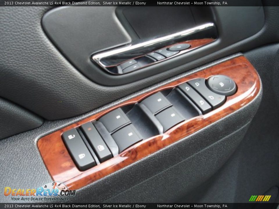 Controls of 2013 Chevrolet Avalanche LS 4x4 Black Diamond Edition Photo #15