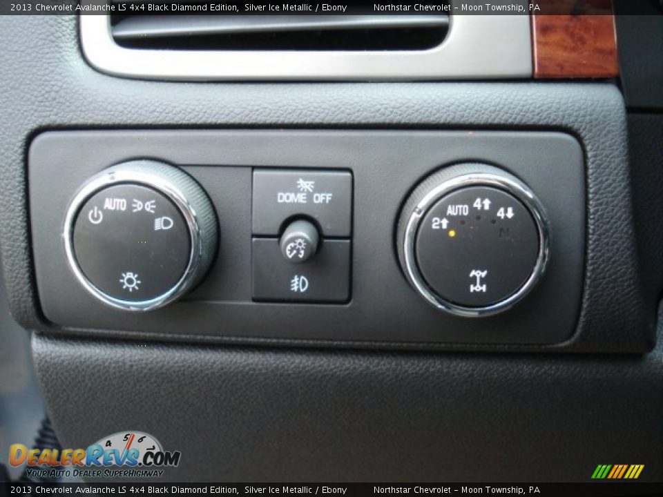 Controls of 2013 Chevrolet Avalanche LS 4x4 Black Diamond Edition Photo #16