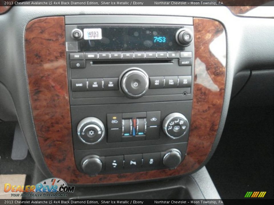 Controls of 2013 Chevrolet Avalanche LS 4x4 Black Diamond Edition Photo #17