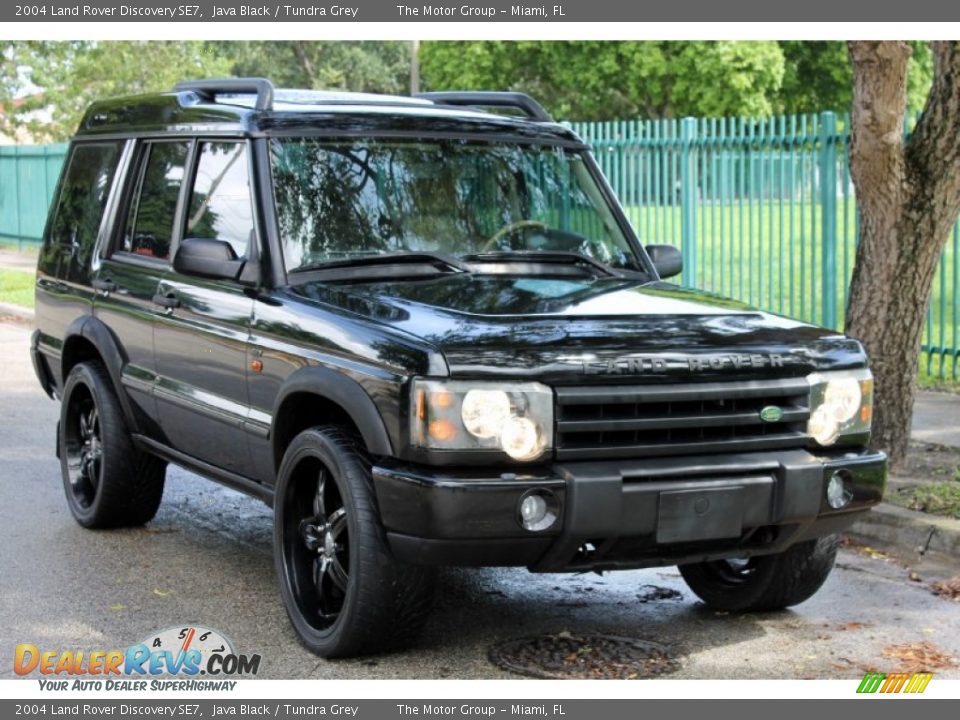 Front 3/4 View of 2004 Land Rover Discovery SE7 Photo #12