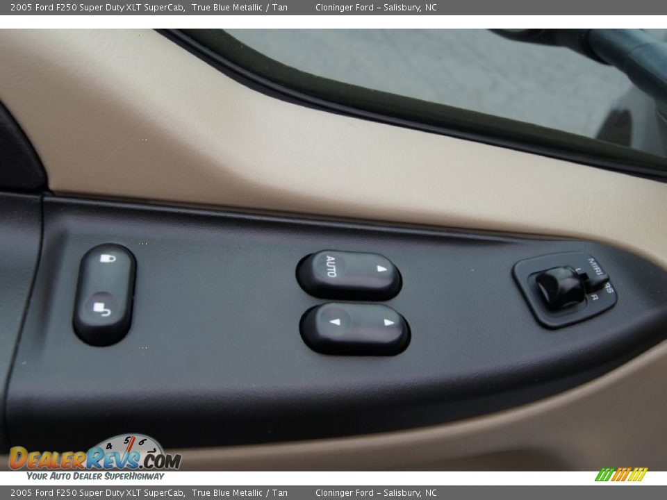 Controls of 2005 Ford F250 Super Duty XLT SuperCab Photo #9