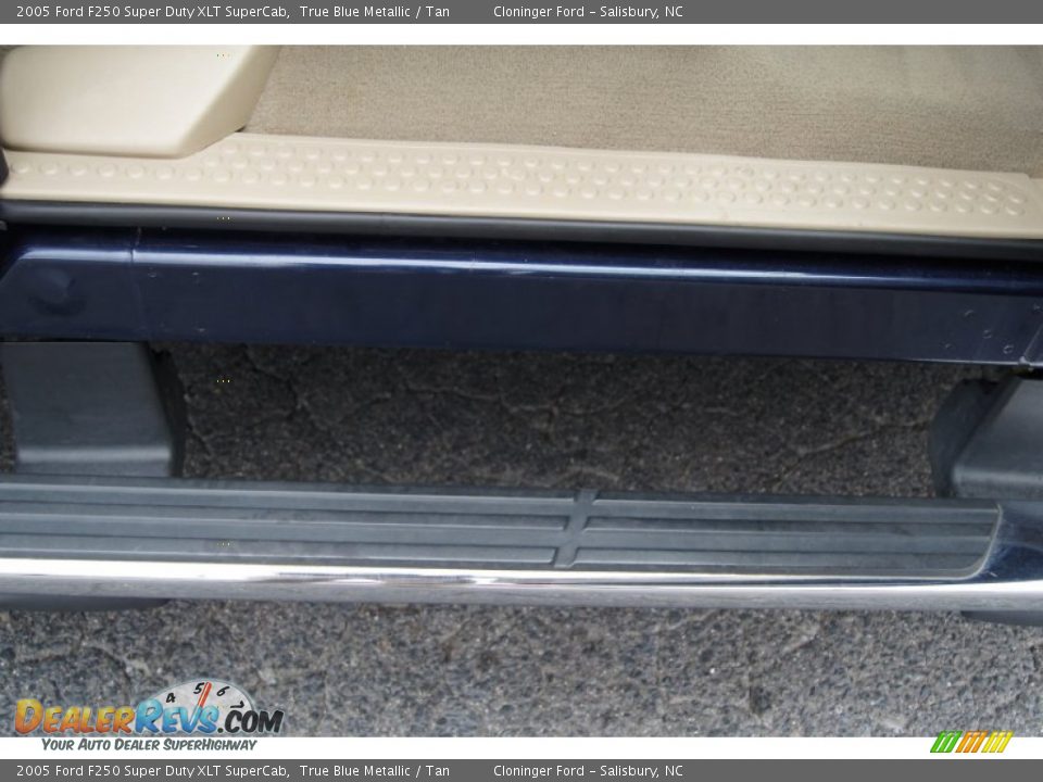 2005 Ford F250 Super Duty XLT SuperCab True Blue Metallic / Tan Photo #18