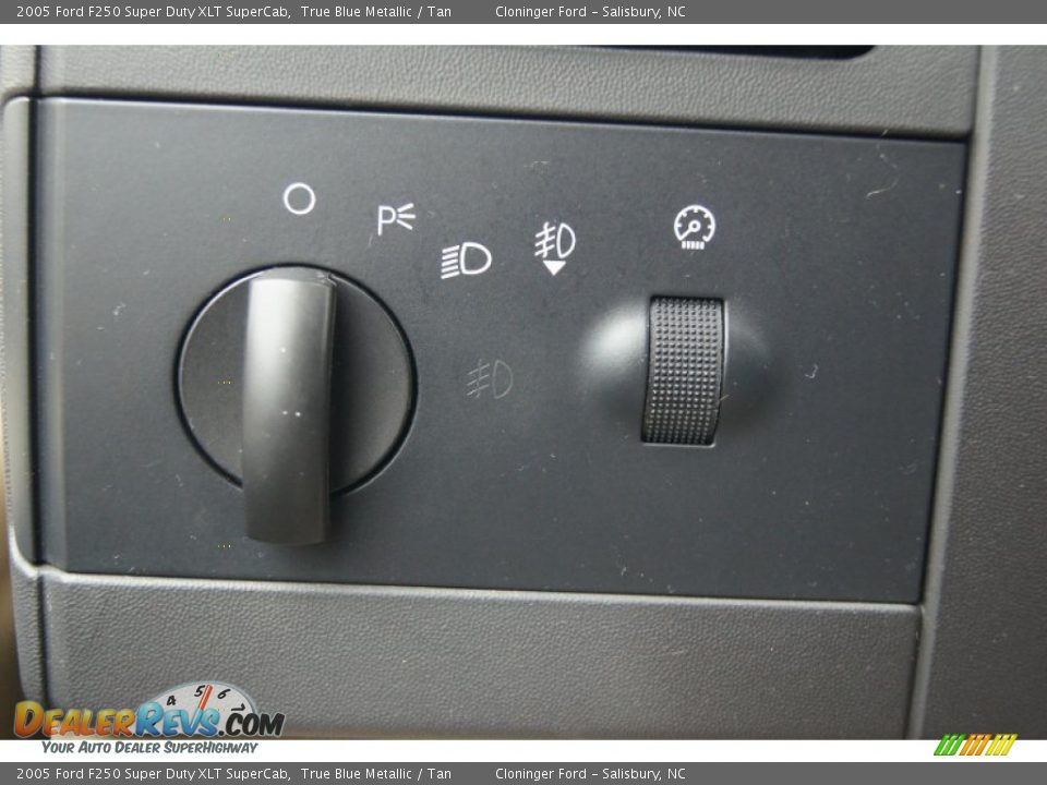 Controls of 2005 Ford F250 Super Duty XLT SuperCab Photo #24
