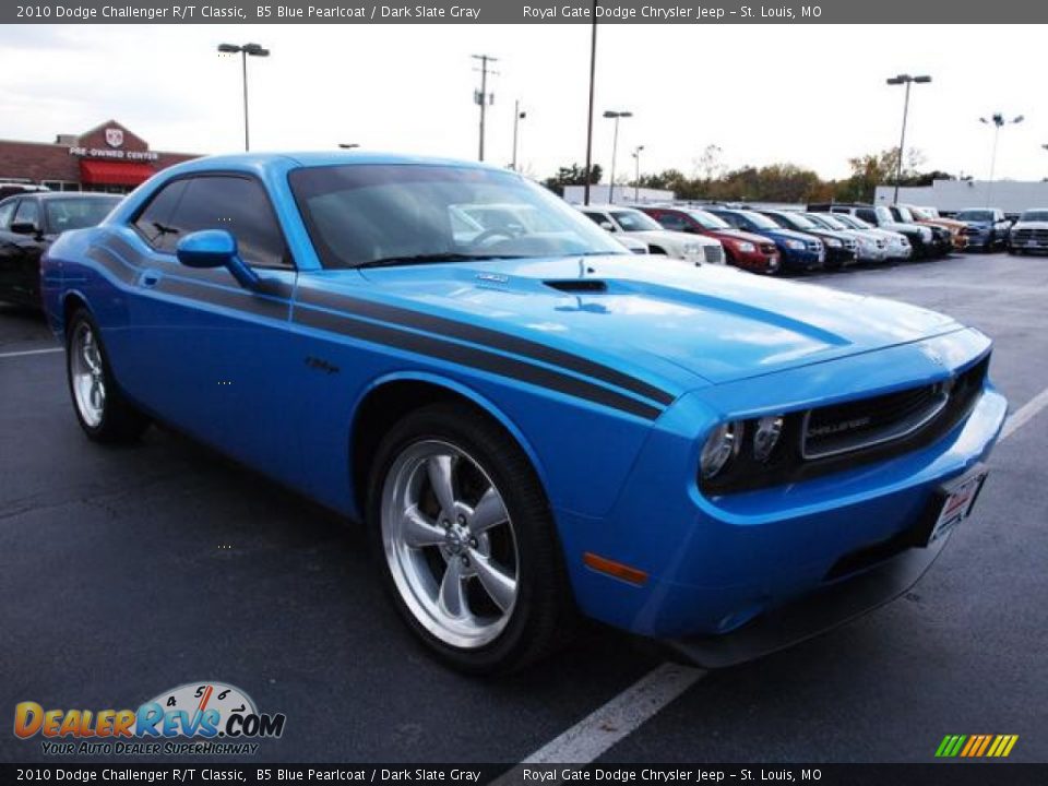 Front 3/4 View of 2010 Dodge Challenger R/T Classic Photo #2