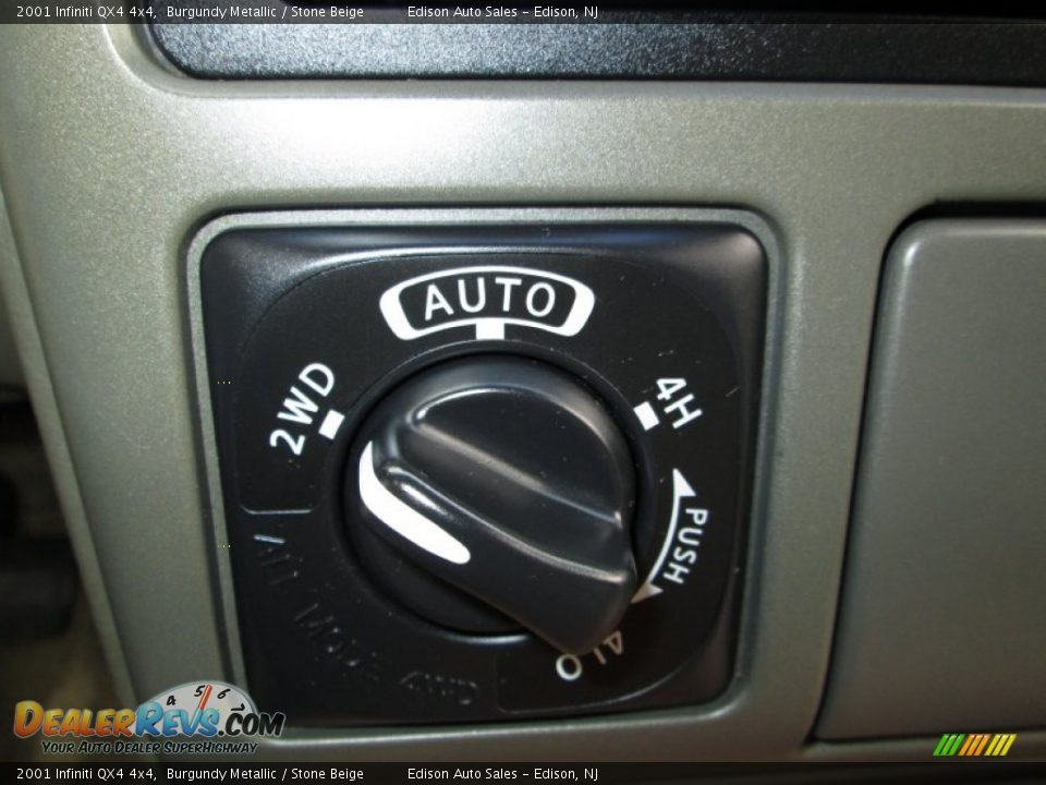Controls of 2001 Infiniti QX4 4x4 Photo #21