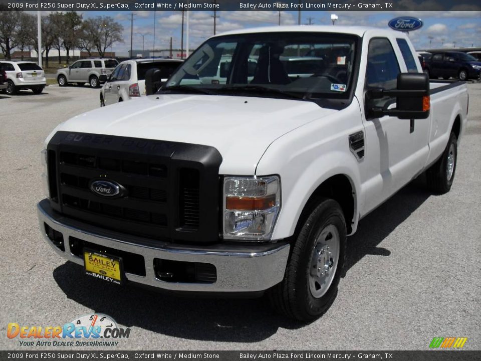 2009 Ford F250 Super Duty XL SuperCab Oxford White / Medium Stone Photo #2