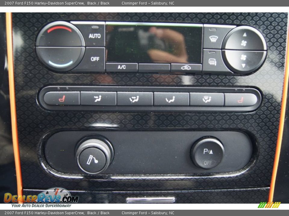 Controls of 2007 Ford F150 Harley-Davidson SuperCrew Photo #35