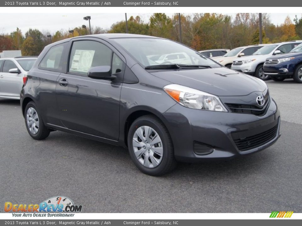 Front 3/4 View of 2013 Toyota Yaris L 3 Door Photo #7