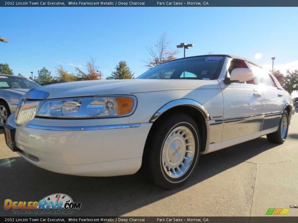 2002 Lincoln Town Car Executive White Pearlescent Metallic / Deep Charcoal Photo #1
