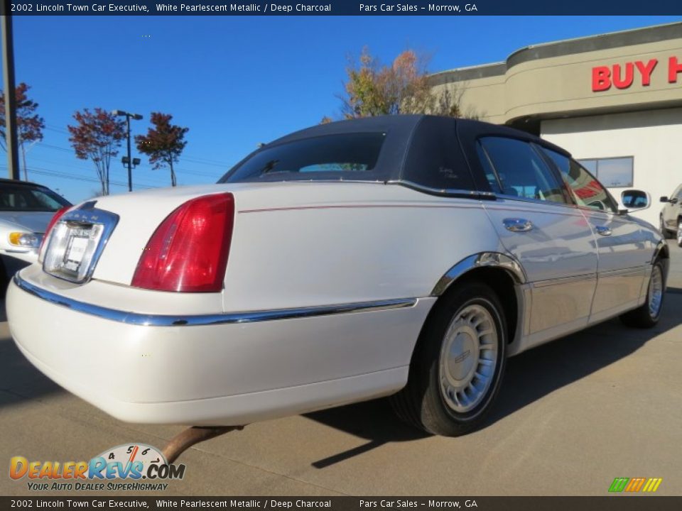 2002 Lincoln Town Car Executive White Pearlescent Metallic / Deep Charcoal Photo #3